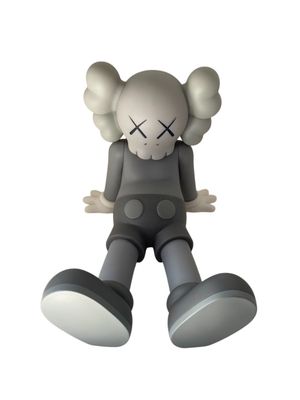un jouet gris et noir avec un visage blanc dessus