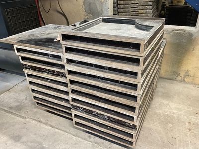 Un lot de 32 moules dont 8 en rayon 200 carré à l’arrière et…