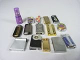 un grand nombre de téléphones portables posés sur une table