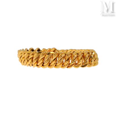 gros plan d'une bague en or sur fond blanc