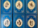 six livres bleus illustrés de personnes et d'animaux