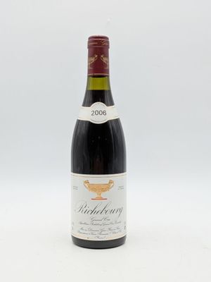 une bouteille de vin posée sur une table