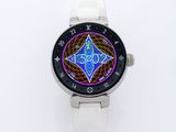une montre blanche ornée d'un motif violet et bleu
