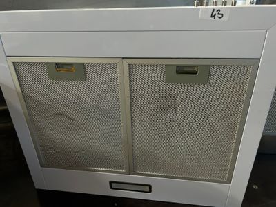 une photo d'un four à micro-ondes exposé dans un magasin