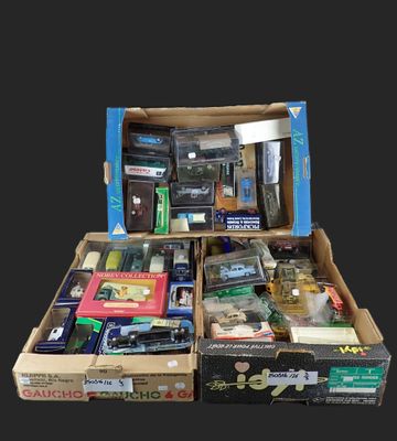 une boîte remplie d'objets assortis posée sur une table
