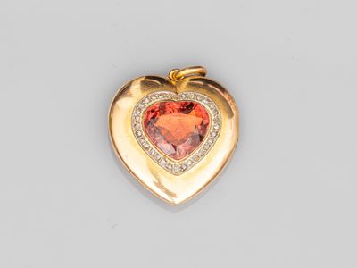 un pendentif en forme de cœur en or 18 carats, serti d'une grenatite et de diamants