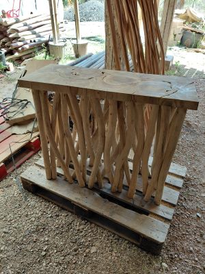 a table made out of wood on a pallet in a yard