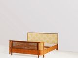 un lit en bois avec une tête et un pied de lit tressés