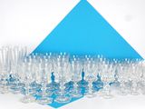 beaucoup de verres à vin vides sur une table bleue