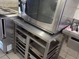 une cuisine équipée d'un micro-ondes, d'un four et d'un évier