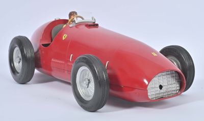 une petite voiture de course rouge avec un homme à l'intérieur