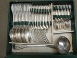 des couverts dans une boîte verte contenant des cuillères et des cuillères