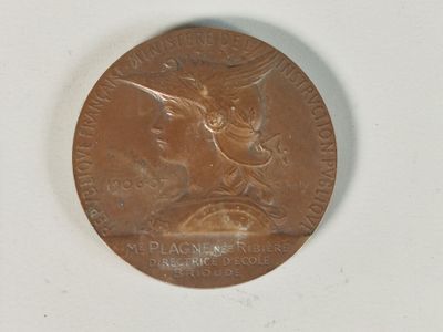 gros plan d'une médaille sur une surface blanche