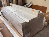 une grande pile de papier posée sur une palette dans un entrepôt
