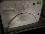 un lave-linge et un sèche-linge empilés l'un sur l'autre