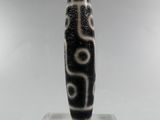 une image représentant un vase noir et blanc posé sur un socle transparent