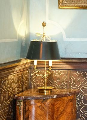 une table surmontée d'une lampe dans une pièce