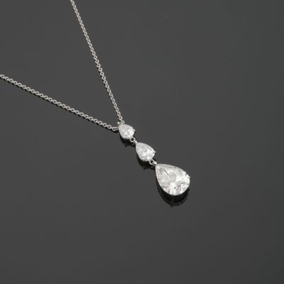 une paire de pendentifs en diamant en forme de poire, montés sur une chaîne