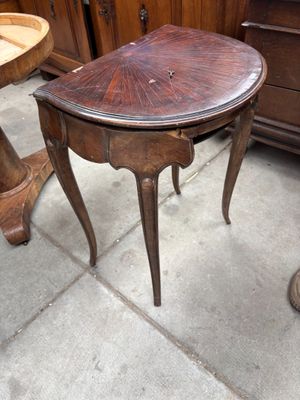une petite table avec un plateau en bois posée sur un trottoir
