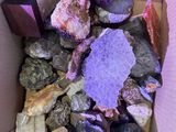 une boîte remplie de pierres et de cristaux à l'intérieur