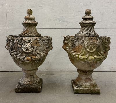 two vases that are sitting next to each other
