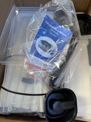 une boîte contenant un ordinateur portable, une souris et d'autres objets