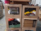 des cartons empilés les uns sur les autres dans un garage