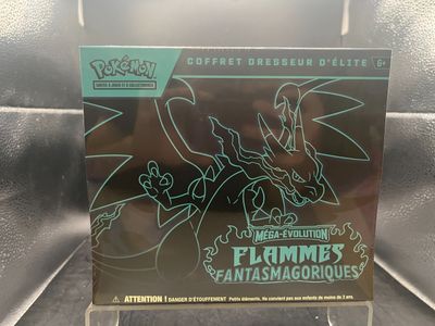 un gros plan d'une carte à collectionner Pokémon posée sur un présentoir