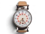 gros plan d'une montre sur une surface blanche