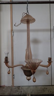 Lustre en verre rose translucide de Murano, à quatre bras de…