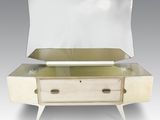 un buffet de style Art déco avec un plateau en verre et des pieds en métal