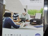 une photo d'un carton contenant une imprimante, posé sur une étagère