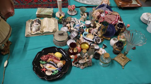 Ensemble de bibelots de vitrine comprenant poupées décorative, ob...