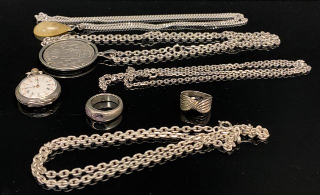 Deux bagues et trois chaines en argent (PB : 70gr), une petite mo...