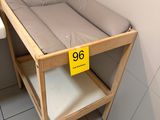 un lit de bébé dans un coin d'une petite chambre