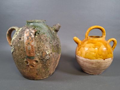 deux vases posés l'un à côté de l'autre sur une table
