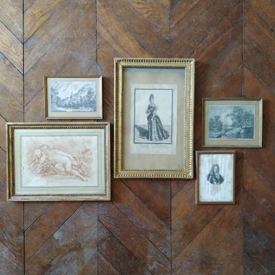 de nombreuses photos encadrées sur le mur de cette pièce