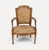 Fauteuil cabriolet en bois mouluré et sculpté, le dossier en…