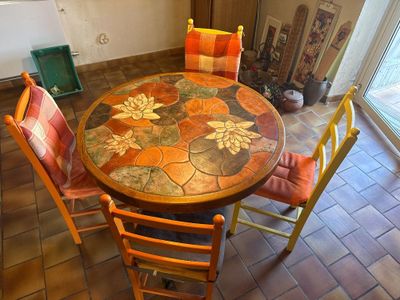 une table entourée de quatre chaises dans une pièce