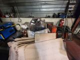une pile de papiers posée sur une table dans un garage