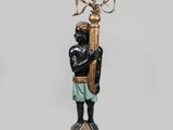 paire de figurines noires et dorées représentant un homme tenant un candélabre
