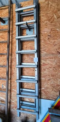 une échelle appuyée contre un mur dans un garage