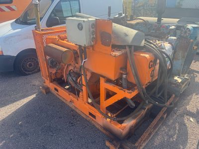 un camion qui est garé sur un terrain avec d'autres camions