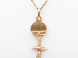 pendentif plaqué or représentant un petit avion et une croix, monté sur une chaîne en or