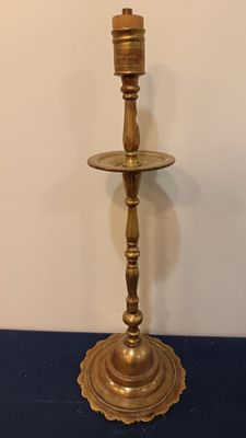 Bougeoir en bronze doré. H 47 cm