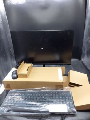 un clavier, une souris, un tapis de souris et d'autres articles dans une boîte