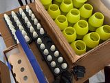 une boîte de gobelets jaunes et noirs, une boîte de gobelets noirs et blancs, une boîte de gobelets noirs et blancs et une boîte de gobelets noirs et blancs