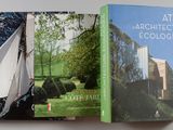 deux livres posés l'un à côté de l'autre sur une table blanche
