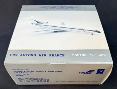 une boîte contenant une maquette d'avion