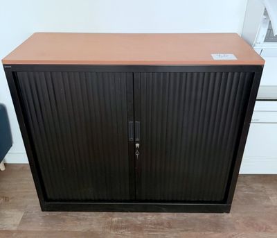 une armoire noire et marron avec des portes et des tiroirs dans une pièce